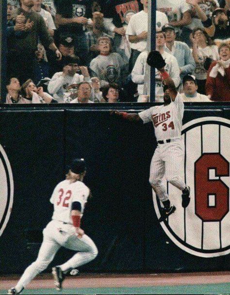 Kirby Puckett leaps and makes a game saving catch in game 6 of the 1991 World Series Minnesota Twins Baseball, Twins Baseball, Tigers Baseball, Baseball Photos, Sports Hero, Baseball Mom Shirts, Baseball Equipment, Minnesota Twins, National League