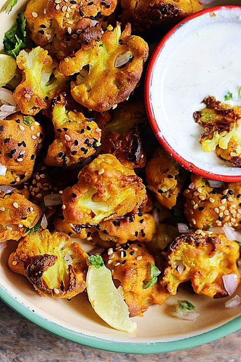 Fried Cauliflower Bites, Baked Cauliflower Bites, Grilled Paneer, Pakora Recipes, Healthy Vegan Snacks, Cauliflower Bites, Baked Cauliflower, Fried Cauliflower, Chutney Recipes