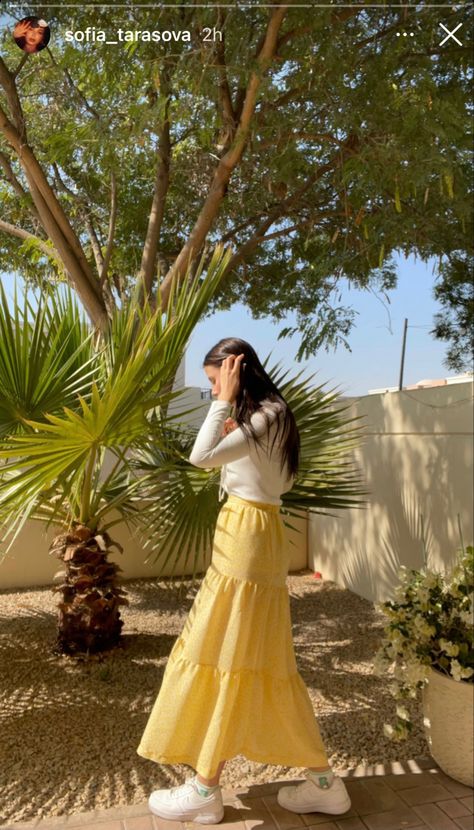 Yellow Skirt Outfit Aesthetic, Floral Skirts Outfits, Yellow Pleated Skirt Outfit, Yellow Maxi Skirt Outfit, Flowy Maxi Skirt Outfit, Yellow Outfit Aesthetic, Yellow Skirt Outfit, Light Yellow Skirt, Floral Maxi Skirt Outfit