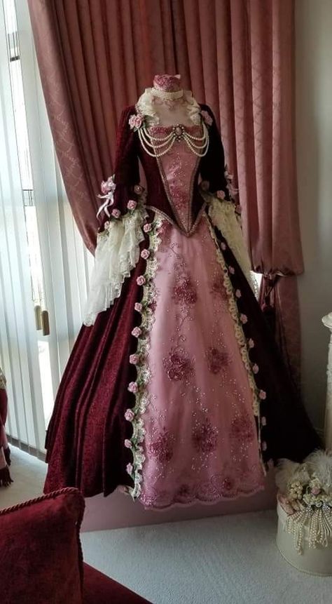 Historical Dresses Victorian, Victorian Items, Victorian Dress Gown, Historic Dresses, Victorian Style Clothing, Victorian Ball Gowns, Power Fashion, Winter Gowns, Victorian Era Dresses