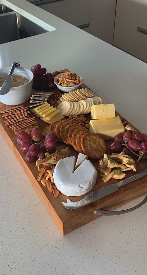 Aesthetic Food For Party, Cheese Wine Platter, Cheese Board No Meat, Cheese Board Platter, Aesthetic Food Party, Hosting Aesthetic Food, Birthday Food Ideas Aesthetic, Cheese Boards Aesthetic, Wine And Cheese Board Aesthetic