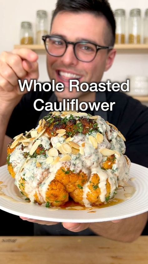 Whole Cauliflower, Plant Based School, Plats Healthy, Whole Roasted Cauliflower, Tasty Vegetarian Recipes, Health Dinner Recipes, Veg Recipes, Vegan Dinner Recipes, Roasted Cauliflower