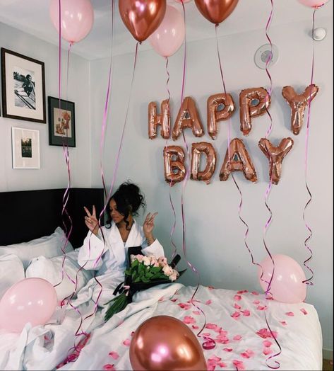 23rd Birthday Ideas Decoration, Birthday Photo Shoot Bedroom, Birthday Room Photoshoot, Room Birthday Photoshoot Ideas, Bday Hotel Decorations, Hotel Birthday Shoot, Birthday Shoot In Bed, Birthday Pictures In Bed, Hotel Birthday Pictures