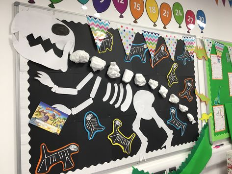 Dinosaur Display Board, Jungle Bulletin Board Ideas, Dinosaur Bulletin Board Ideas, Dinosaur Classroom Theme Decor, Wall Magazine Ideas School, Dinosaur Bulletin Boards, Classroom Wall Displays, Dinosaur Art Projects, Preschool Jungle