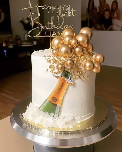 Champagne Bottle Cake Topper, Champagne Cake Design, Creative Birthday Cake Ideas, 21 Birthday Cake Ideas For Her, Champagne Bottle Cake, Happy Birthday Mom Cake, Alcohol Birthday Cake, 24th Birthday Cake, Black And Gold Cake