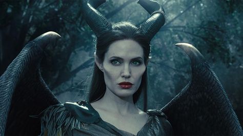 'Maleficent' Review: A Dazzling Angelina Is Hampered by a Gorgeous but Uneven Film Rihanna Energy, Maleficent Wings, Witches Sabbath, Maleficent 2014, Maleficent 2, Maleficent Movie, Angelina Jolie Maleficent, Lord Of The Ring, Maleficent Costume