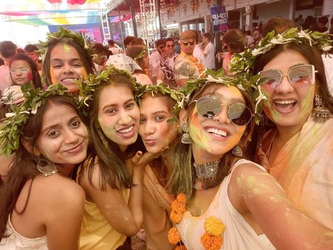 cool friends enjoying the holi festival Holi Group Photo, Holi Photo Ideas With Friends, Holi Photo Ideas, Friend Group Photo Ideas, Friend Group Photo, Holi 2023, Photo Ideas With Friends, Group Photo Ideas, Friends Group Photo