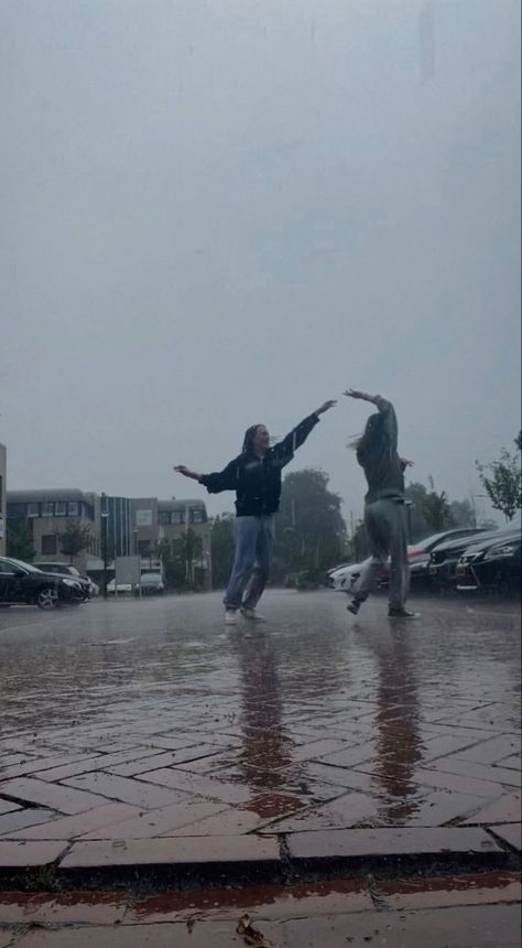 Girl In Rain, Plant Styling, Photos Bff, Rain Pictures, Rain Photo, Rainy Day Aesthetic, I Love Rain, Under The Rain, Love Rain