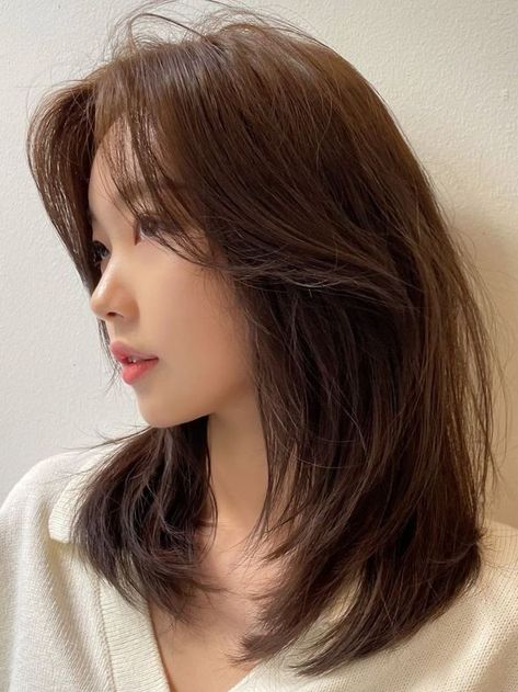 layered shoulder length hair with side bangs Side Bangs With Medium Hair, Korean Medium Hair, Korean Haircut, Hair Inspiration Long, Medium Layered Hair, Bangs With Medium Hair, Hair Tips Video, Shot Hair Styles, Shoulder Length Hair Cuts