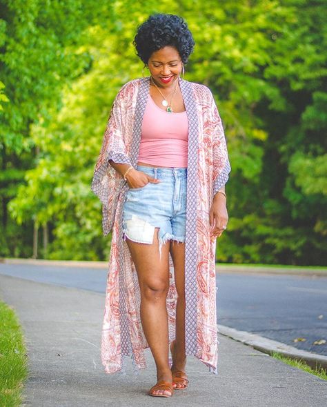 Duster And Shorts Outfit, Summer Kimono Outfit 2023, Summer Duster Outfits, Kimono Outfit Black Women, Shorts With Kimono Outfit, Kimono And Shorts Outfit, Kimono Summer Outfit, Summer Kimono Outfit, Duster Outfit