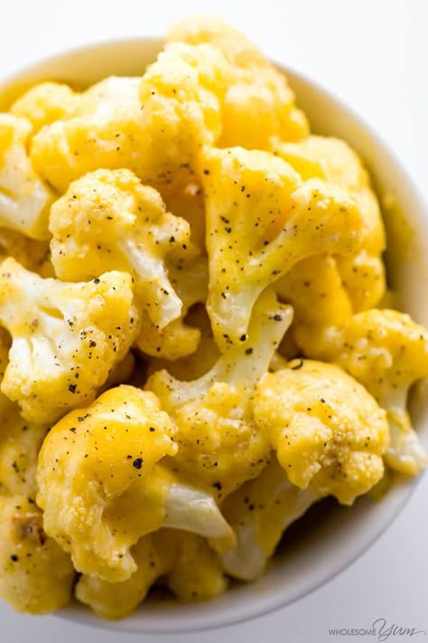 Cauliflower Mac and Cheese - 5 Ingredients (Low Carb, Keto, Gluten-free) - This healthy, low carb cauliflower mac and cheese recipe is made with just 5 common ingredients. Only 5 minutes prep time! Spinach Meals, Cheesy Cauliflower Recipes, Pudding Salad, Healthy Breakfast Bowl, Potato Pudding, Cauliflower Mac And Cheese, Wholesome Yum, Kale Smoothie, Cheesy Cauliflower