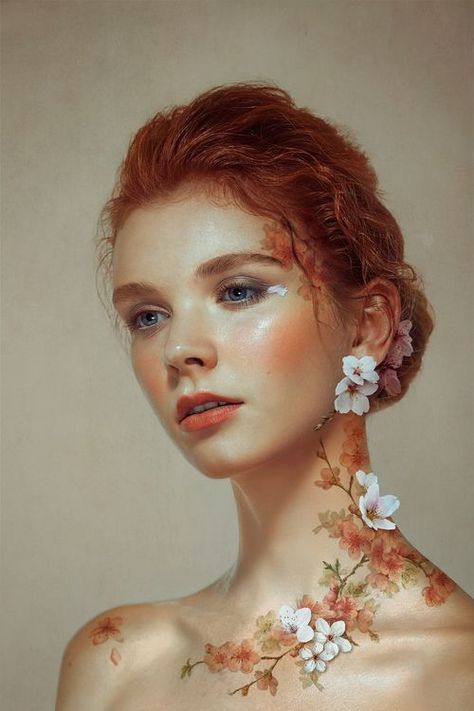 Pale People, Fantasy Queen, Woman With Flowers, Nature Artists, Photographie Portrait Inspiration, Woman Drawing, Creative Portraits, Portrait Inspiration, 인물 사진