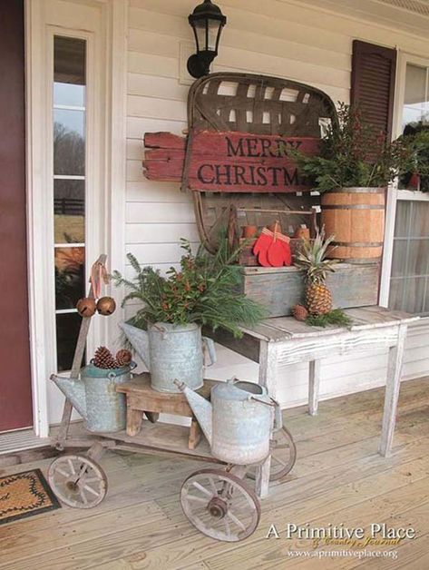 christmas-decor-ideas-rustic-country-39-1-kindesign Deco Champetre, Primitive Homes, Country Porch, Prim Christmas, Christmas Front Porch, Front Porch Decorating, Christmas Decorations For The Home, Christmas Porch, Christmas Decorations Rustic