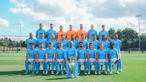 With the summer transfer window now closed, Pep Guardiola's squad gathered to take this season's official men's team photo. Man City Squad, City Of Manchester Stadium, Man City Team, Creative Snaps For Snapchat, Manchester City Wallpaper, Squad Photos, Football Players Images, City Games, Manchester City Football Club