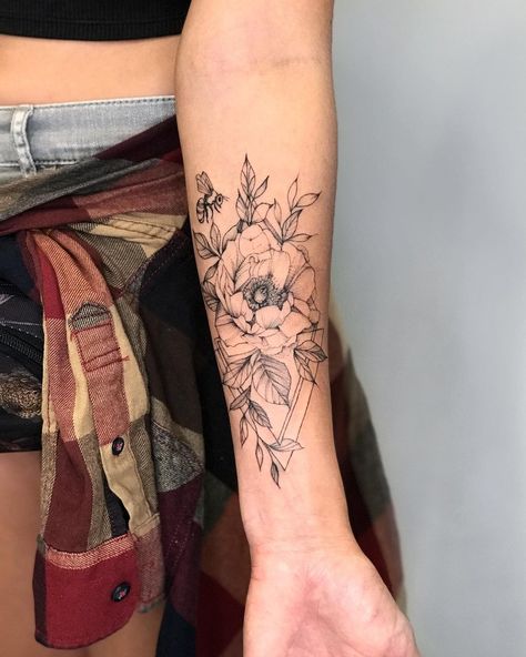 Flor Lasarte’s Instagram post: “So happy to be doing my flowers and creating my compositions all days. I really appreciate your support and trust in my point of view 🙏🏻💖🤩…” Fine Point Tattoo, Beautiful Flower Tattoos, I Really Appreciate, Fine Line Tattoos, Point Of View, Line Tattoos, Flower Tattoos, Composition, My Flower