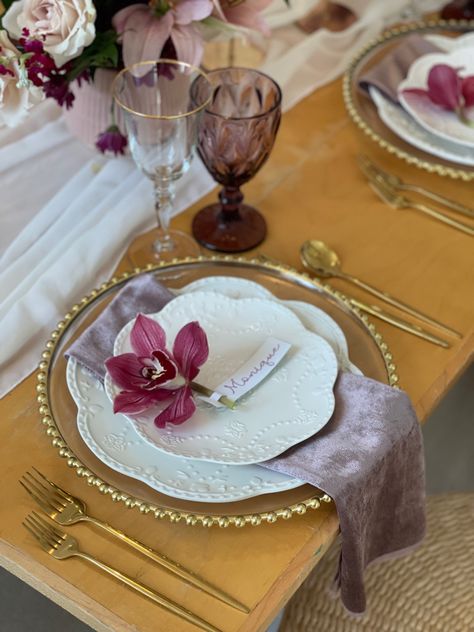 Violet Table Setting, Orchid Place Setting, Purple Table Scape, Purple Dinner Party, Purple Tablescape, Purple Table Settings, Brunch Table Setting, Diy Picnic, Diy Picnic Table