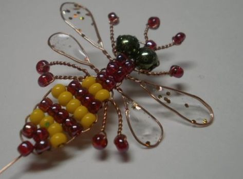 20 Bead Bugs You Can Make | Beaded Insects | Seed Beads | wire | how to make | Easy DIY Craft Tutorial Ideas Bead Bee, Bead Bugs, Beaded Insects, Beaded Bugs, Beaded Dragonfly, Seed Bead Crafts, Seed Bead Tutorials, Beaded Spiders, Beaded Things