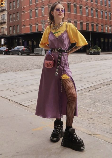 Layer Outfits Fall, Quirky Cool Outfits, London Pride Outfit, Eclectic Punk Fashion, Quirky Layered Outfits, Punk Outfits Colorful, Brunch Outfit Alternative, Casual Outfits Nonbinary, Berlin Fashion Women