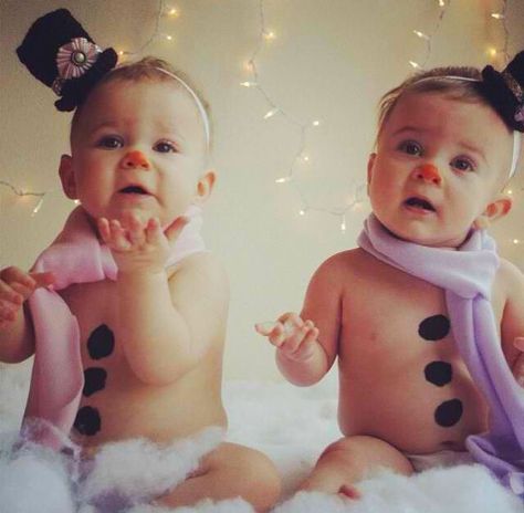 Snowmen Twin Christmas Pictures, Twin Christmas Card, New Baby Pictures, Christmas Cards Ideas, Toddler Poses, Baby Christmas Photos, Twin Photos, Baby Pictures Newborn, Fertility Center