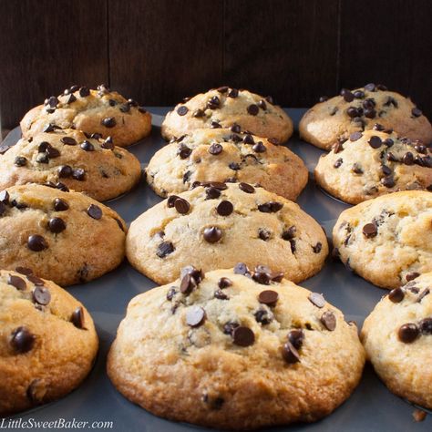 Bakery Style Chocolate Chip Muffins, Moist Chocolate Chip Muffins, Homemade Chocolate Chip Muffins, Muffin Top Recipes, Best Chocolate Chip Muffins, Chocolate Chip Muffins Easy, Muffins Blueberry, Chocolate Chip Muffin Recipe, Bakery Style Muffins