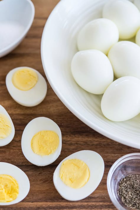 can't wait to try this! > Perfect Easy-to-Peel Hard-boiled Eggs  from @fifteenspatulas for @thepioneerwoman  Food and Friends Eggs Deviled, Easy Peel Eggs, Peeling Hard Boiled Eggs, Making Hard Boiled Eggs, Thanh Long, Boiled Egg Diet, Salad Pasta, Menu Planners, Boiled Egg