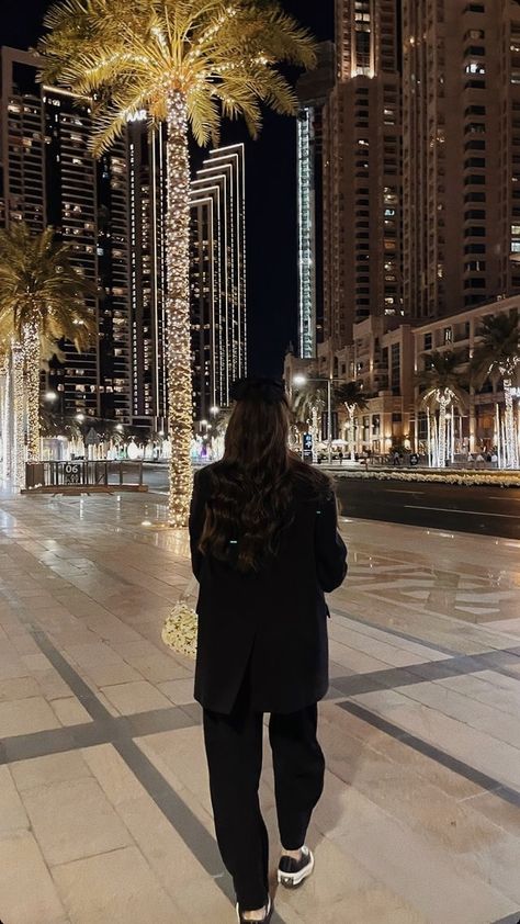 Dubai Aesthetic Girl, Dubai Picture Ideas, Dubai Vacation, Beautiful Beach Pictures, Luxury Couple, Dubai Aesthetic, Dream Pictures, Black And White Picture Wall, Sparkle Wedding Dress