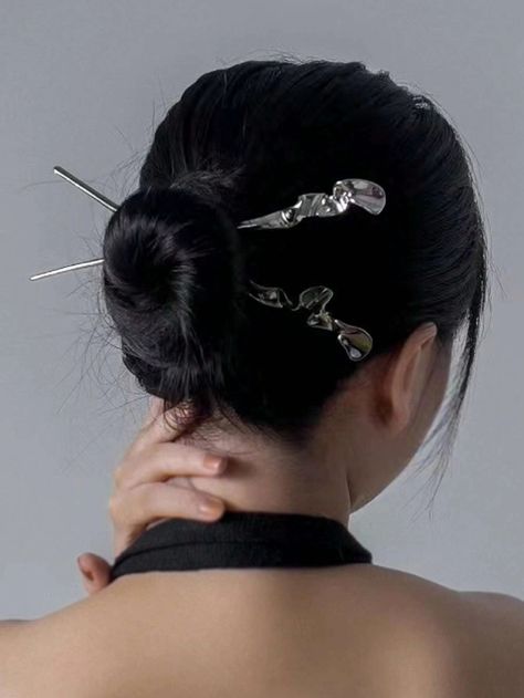 1pc New Chinese Style Minimalistic Hairpin Suitable For Girls Or Couples As Gift | SHEIN Chinese Style Hair, Chinese Hairpin, Chinese Hair Accessories, Good Traits, Chinese Hairstyle, Les Couples, New Chinese Style, Style Hair, New Chinese