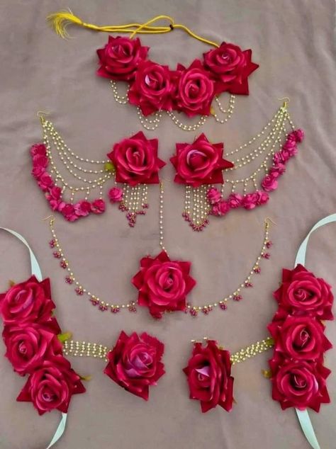 Flower Design Jewellery, Flowers Jewellery For Haldi, Jagannath Jewellery, Haldi Jewellery For Bride, Haldi Ornaments, Shadi Makeup, Flower Jwellary, Bangla Poem, Flower Jewellery For Haldi