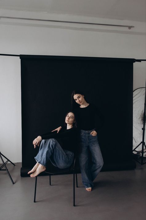 Two Person Pose, Sibling Photo Shoots, Photoshoot Idea, Group Picture Poses, Sisters Photoshoot Poses, Friendship Photoshoot, Model Lifestyle, Mother Daughter Photography, Sisters Photoshoot