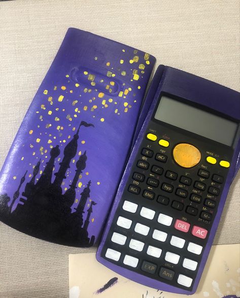 Things To Paint On Calculator, Art On Calculator, Calculator Painting Ideas Easy, Calculator Ideas Aesthetic, Painting Ideas Phone Case, Painting On Random Objects, Calculator Painting Aesthetic, Painted Charger Cube Ideas, Drawing On Calculator