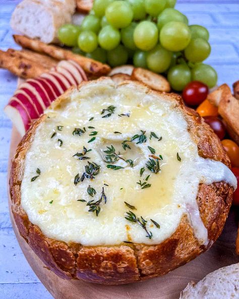 Baked Brie in a Bread Bowl is So Easy; So Good! Easy Baked Brie Recipe, Bread Bowl Dip, Brie Cheese Recipes, Baked Brie Appetizer, Bread Bowl Recipe, Baked Brie Recipes, Baked Dips, Brie Appetizer, Brie Recipes