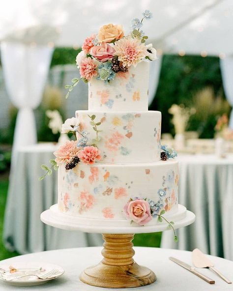 These spring wedding cakes are packing a serious punch with delicate sugar flowers, the prettiest spring color palettes and cascading floral details that are just #gorg. Find all your spring wedding cake ideas at #ruffledblog Spring Wedding Cakes, Wedding Cake With Flowers, Spring Wedding Cake, Cake With Flowers, Pretty Wedding Cakes, The Wedding Cake, Spring Wedding Colors, Spring Wedding Inspiration, Wedding Cakes With Flowers