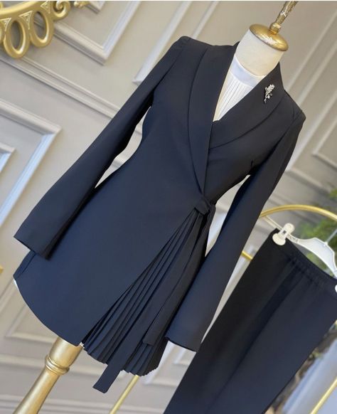 Blazer Outfits For Women, Dinner Dress Classy, Stylish Work Attire, Stylish Women Fashion, Woman Suit Fashion, Classy Dress Outfits, Classy Work Outfits, Classy Casual Outfits, Stylish Work Outfits