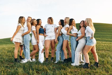 Group Picture Outfit Ideas, Neutrals Photoshoot Friends, Sorority Instagram Pictures, Big Group Picture Poses, Group Pics Poses, Executive Board Photo Shoot Sorority, Sorority Exec Photoshoot Ideas, Sorority Council Photoshoot, Sorority Executive Board Photoshoot