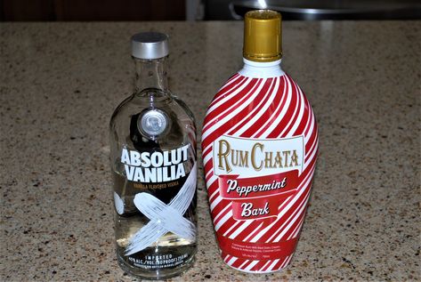 Warm Up Your Winter with a RumChata Peppermint Martini - Easy Drinks and Appetizers Peppermint Rum Chata Recipes, Rum Chata Martini, Rumchata Recipes Drink, Peppermint Martini Recipe, Rumchata Drinks, Horchata Drink, Rumchata Recipes, Rum Chata, Peppermint Martini