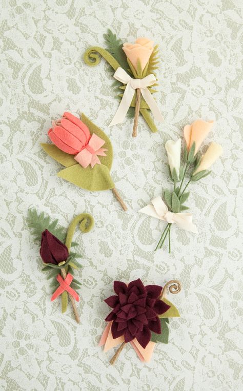 Felt Flower Wedding, Diy Boutonniere, Felt Flowers Patterns, Felt Bouquet, Felt Flower Tutorial, Diy Fleur, Felt Flower Bouquet, Felt Flowers Diy, Felt Crafts Patterns