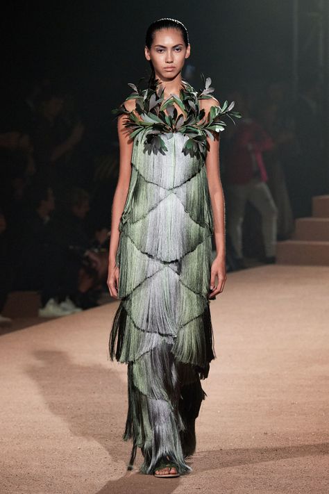 Mary Katrantzou Spring 2020 Ready-to-Wear Fashion Show - Vogue Art In Fashion, Couture Ready To Wear, Patrick Demarchelier, Fringe Festival, 2020 Runway, Helena Christensen, Resort 2020, Mary Katrantzou, 2020 Fashion Trends