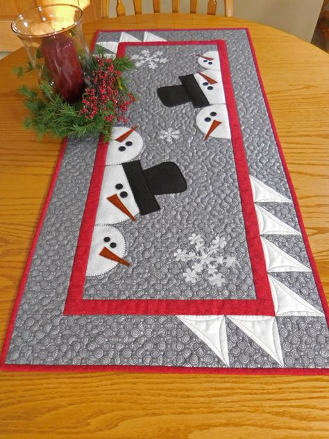 Vicki's Crafts and Quilting: Report on the second craft show Christmas Table Runner Pattern, Christmas Quilting Projects, Quilted Table Runners Christmas, Christmas Quilt Blocks, Snowman Quilt, Patchwork Table Runner, Christmas Sewing Projects, Christmas Quilt Patterns, Holiday Table Runner