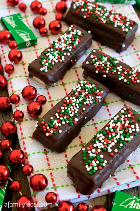 Chocolate Mint Sugar Wafers - Andes mints sandwiched between sugar wafer cookies, then dipped in chocolate. A quick, easy and festive idea for your holiday cookie tray! Chocolate Dipped Sugar Wafers, Dipped Sugar Wafers, Chocolate Truffle Cookies Recipe, Christmas White Chocolate, Wafer Cookie Recipe, Sugar Wafers, Wafers Recipe, Chocolate Truffle Cookies, Andes Mints