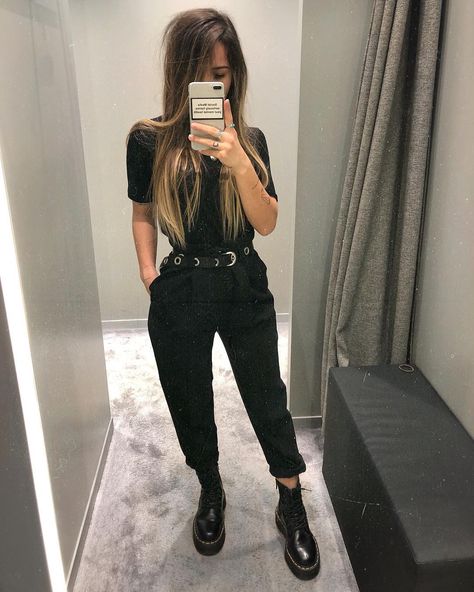 All Black Chuck Taylors Outfit, All Black Everything Aesthetic, All Black Boho Outfit, Black Casual Outfits Women, Black Out Outfits, All Black Work Outfits, All Black Wardrobe, Street Style Celebrities, Fav Pants