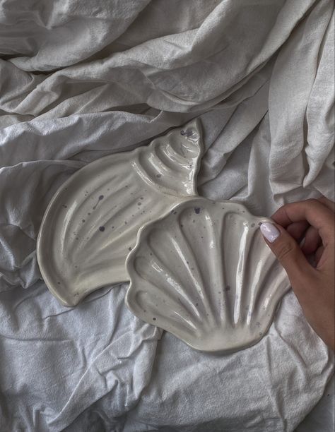 Handmade ceramic plate Shell Air Dry Clay, Beach Ceramic Ideas, Ceramic Sea Shell, Ceramic Art Tiles, Simple Ceramic Ideas, Ceramics Art Ideas, Soft Slab Ceramics, Jellyfish Ceramics, Ceramic Texture Pattern