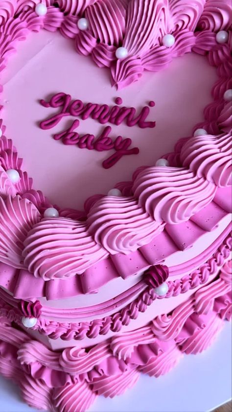 Gemini Cake Ideas, Lunch Cake, 19th Birthday Cakes, Vintage Birthday Cakes, Faux Food, Vintage Cakes, Pink Birthday Cakes, Heart Shaped Cakes, 35th Birthday