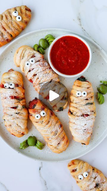 Caitlin Rule on Instagram: "SPOOKY PIZZA MUMMIES 👻 how cute are these halloween pizzas?! just spread pizza dough with pizza sauce, mozzarella + veggies for the filling then top with googly eyes! serve with green olive creepy crawlies for the ultimate spooky touch. so fun to assemble and kid friendly too! ☺️

here’s what you’ll need:
store-bought pizza dough 
pizza sauce 
shredded mozzarella cheese
salami or pepperoni
baby spinach
red capsicum (bell pepper)
olive oil spray
candy eyes
green olives 
heat treated flour, to dust

comment “pizza recipe” to get the recipe directly sent to you or find it on my blog: https://goodnessavenue.com/pizza-mummies/

#pizza #halloween #pizzasauce #halloweenfood #snacktime #snackideas #mealprep #foodprep #healthyrecipes #easyrecipe #eatingwelleats #fuelyou Pizza Mummies, Heat Treated Flour, Store Bought Pizza Dough, Halloween Pizza, Spooky Eyes, Olive Oil Spray, Fall Foods, Halloween Recipe, Creepy Crawlies