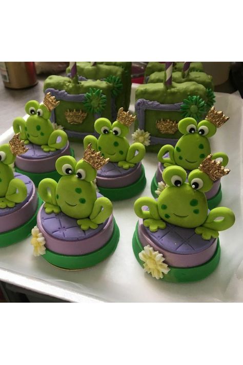 Doces personalizados de leite ninho.. #docesgourmet #docesparavender #docesparafesta #leiteninho Hamburger Party, Princess Tiana Costume, Princess And Frog, Princess Tiana Birthday Party, Cake Sizes And Servings, Tiana Birthday Party, Purple Sweet 16, Frog Baby Showers, Fairy Garden Birthday Party