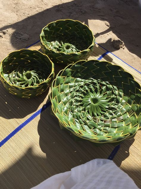 Indian Handicrafts Decor, Palm Weaving, Ambience Decor, Banana Leaf Art, Palm Leaf Baskets, Palm Leaf Art, Leaf Craft, Home Decor Projects Diy, Coconut Leaves