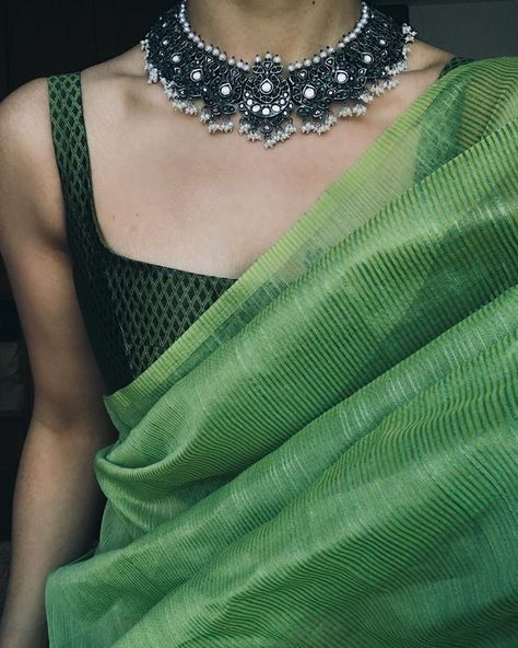 Square Neck Dress Jewelry, Blouse Designs Latest Square Neck, Square Neck Jewelry Ideas, Square Neck Jewelry, Deep Square Neck Blouse, Square Saree Blouse, Blouse Square Neck Designs, Saree Accessories Jewellery, Blouse Designs Square Neck