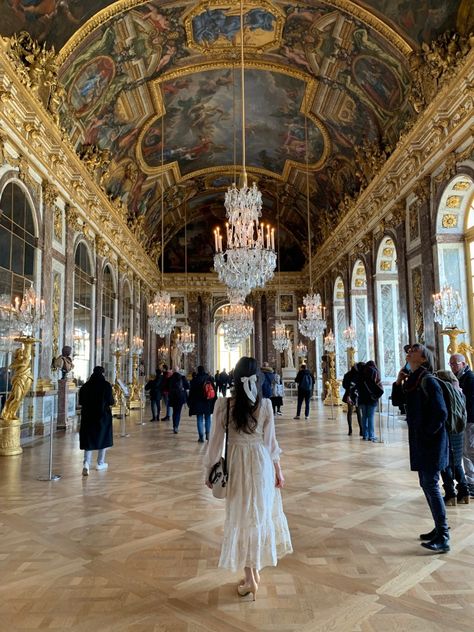 Versailles Paris France, Palace Of Versailles Outfit, Paris Girl Aesthetic, Paris Palace, French Core, Euro Winter, Paris Metro Stations, Paris Photoshoot, Paris Metro