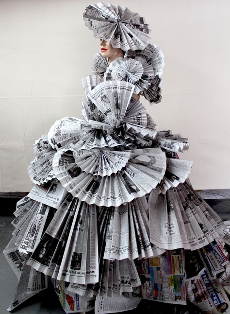 Paper Dress Fashion, Recycled Gown, Paper Dress Art, Paper Costume, Recycled Costumes, Newspaper Fashion, Newspaper Dress, Recycled Outfits, Paper Clothes