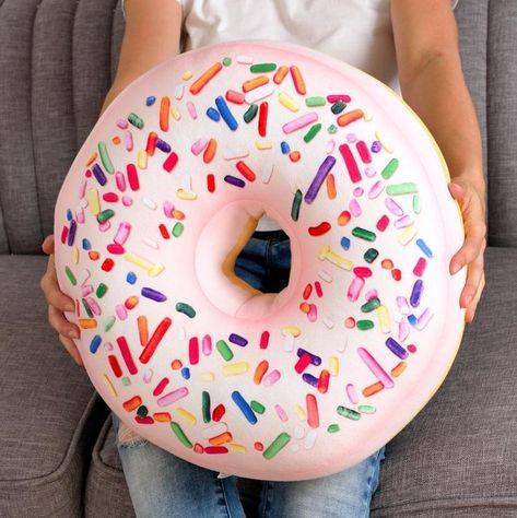 15 Unbelievable Pillows That’ll Let You Drool All Over Your Favorite Snacks Big Donuts, Doughnut Pillow, Mint Pillow, Donut Cushion, Giant Donut, Couleur Rose Pastel, Donut Gifts, Donut Pillow, Food Pillows