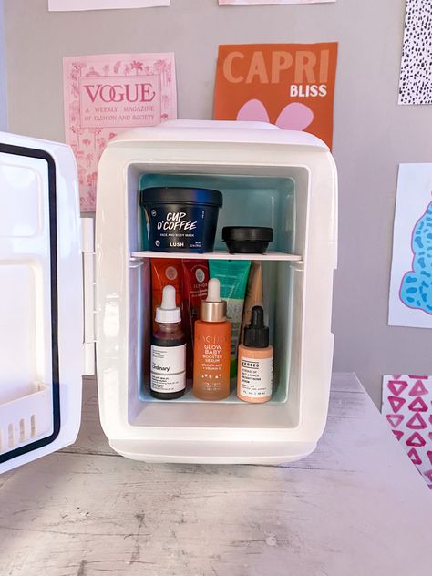 This is mt skincare fridge!! I got it trom cooli!! it has so many cute features about it. Your able to keep your skincare cold and can hold so much! so cute and preppy too!! #skincare #skincarefridge #preppy #vsco #aesthetic #bedroom #decoration Diy Deodorant, Skin Care Routine For 20s, Care Organization, Diy Kosmetik, Skincare Organization, Mini Fridge, Healthy Skin Care, Beauty Skin Care Routine, Face Skin Care